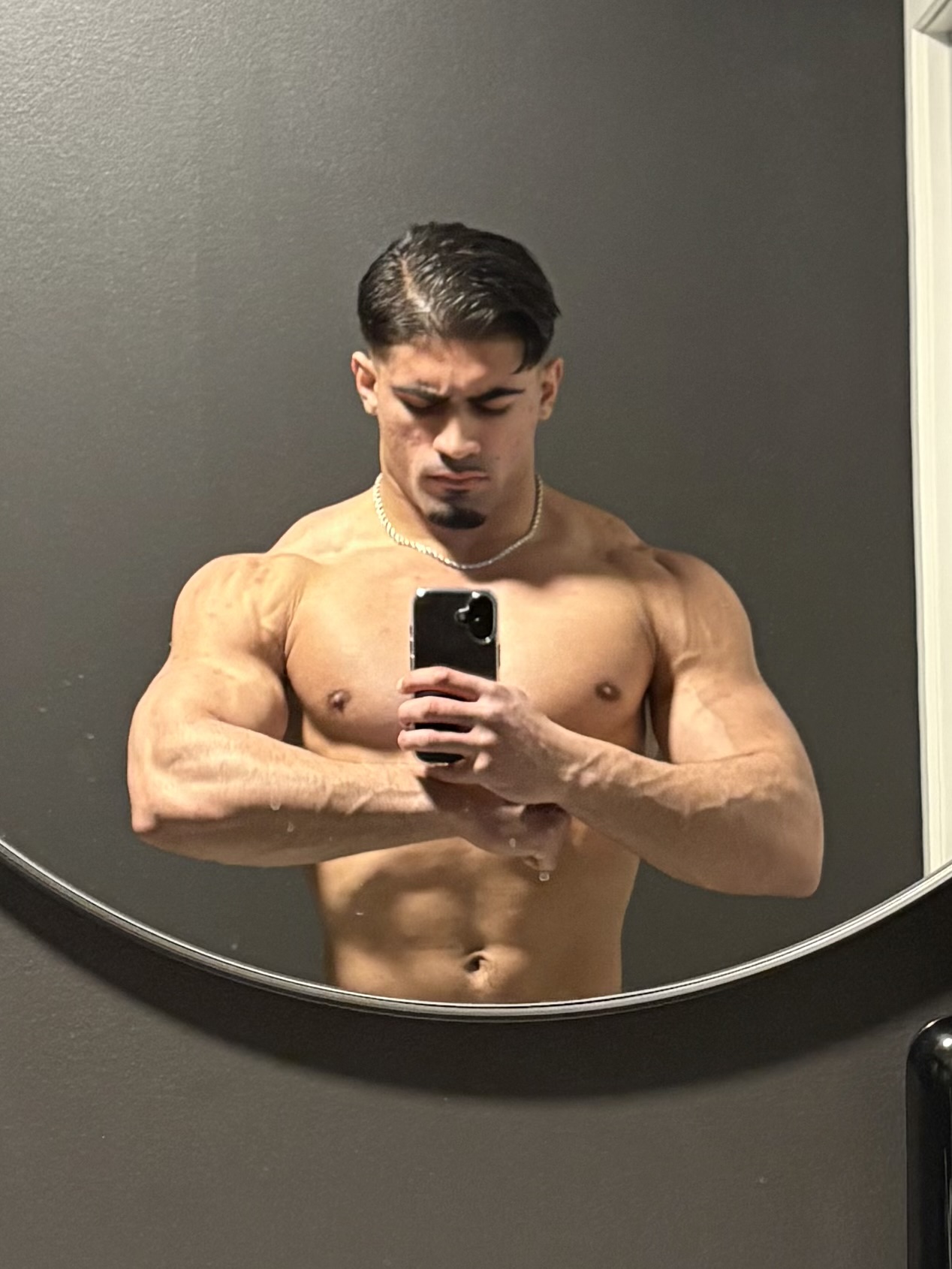 Front physique check showing shoulder and arm development